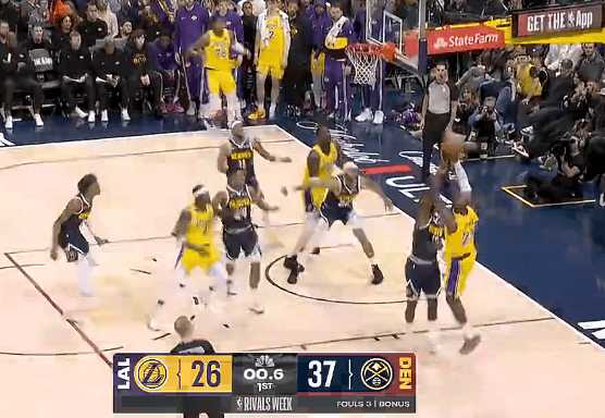 詹姆斯高难度翻身跳投压哨命中，湖人首节28-37落后掘金